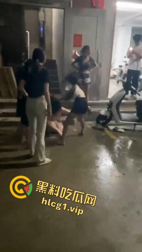 精神小妹上演清凉群架大戏！互扯头发大打出手，场面堪比热血高校！  第6张