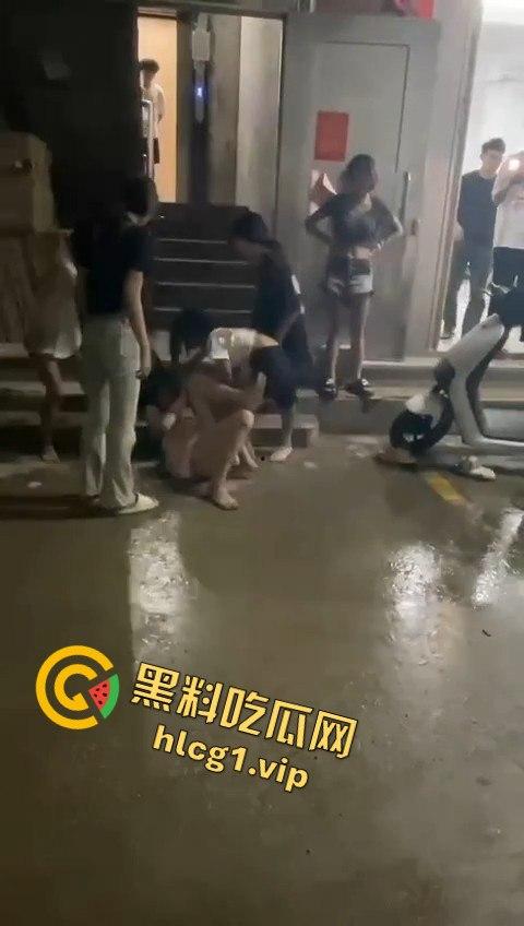 精神小妹上演清凉群架大戏！互扯头发大打出手，场面堪比热血高校！  第7张