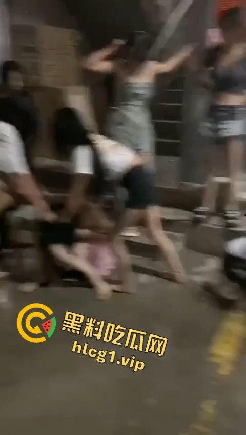 精神小妹上演清凉群架大戏！互扯头发大打出手，场面堪比热血高校！  第8张