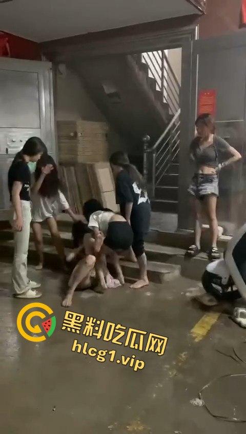 精神小妹上演清凉群架大戏！互扯头发大打出手，场面堪比热血高校！  第9张