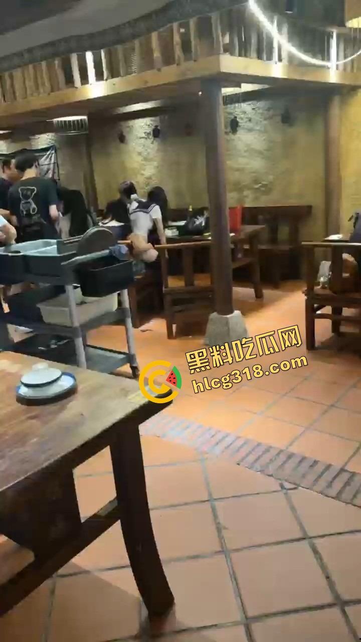 广州天河JK妹子喝断片开始通灵完成任务,真空掀裙坐闺蜜腿上磨逼,屁股一扭直接把旁边哥们干自闭了! 第5张 广州天河JK妹子喝断片开始通灵完成任务,真空掀裙坐闺蜜腿上磨逼,屁股一扭直接把旁边哥们干自闭了! 第5张