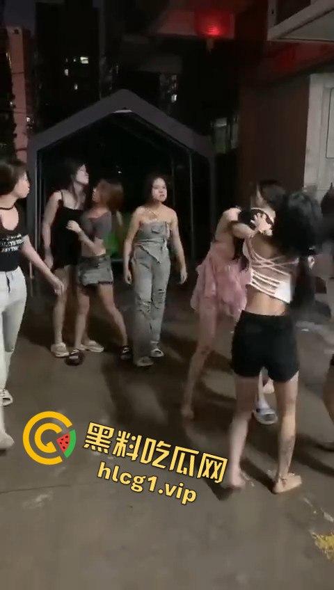 精神小妹上演清凉群架大戏！互扯头发大打出手，场面堪比热血高校！  第10张