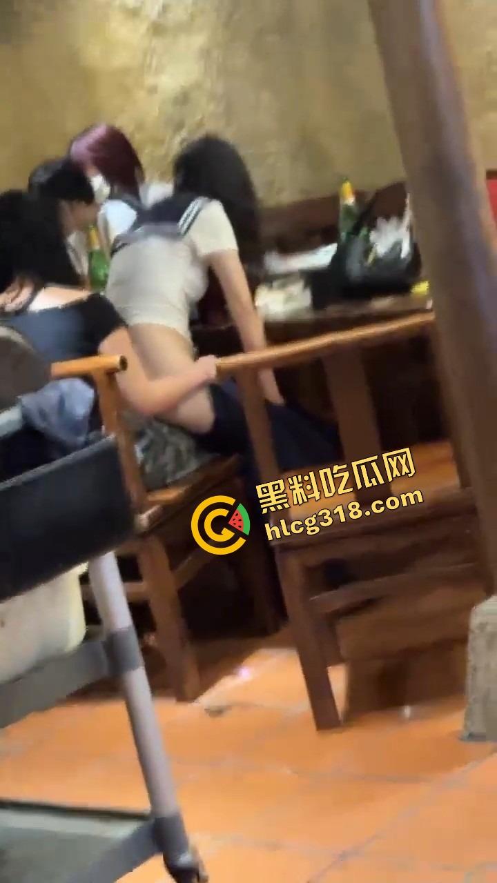 广州天河JK妹子喝断片开始通灵完成任务,真空掀裙坐闺蜜腿上磨逼,屁股一扭直接把旁边哥们干自闭了! 第6张 广州天河JK妹子喝断片开始通灵完成任务,真空掀裙坐闺蜜腿上磨逼,屁股一扭直接把旁边哥们干自闭了! 第6张