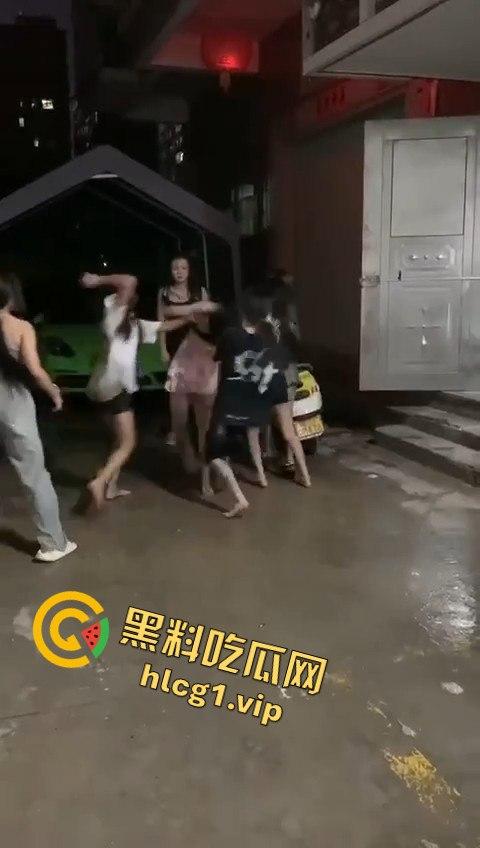 精神小妹上演清凉群架大戏！互扯头发大打出手，场面堪比热血高校！  第11张