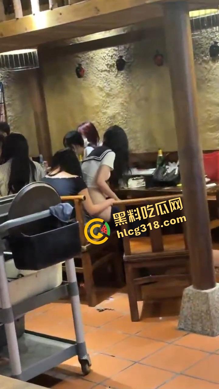 广州天河JK妹子喝断片开始通灵完成任务,真空掀裙坐闺蜜腿上磨逼,屁股一扭直接把旁边哥们干自闭了! 第7张 广州天河JK妹子喝断片开始通灵完成任务,真空掀裙坐闺蜜腿上磨逼,屁股一扭直接把旁边哥们干自闭了! 第7张