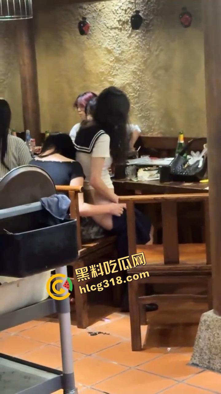 广州天河JK妹子喝断片开始通灵完成任务,真空掀裙坐闺蜜腿上磨逼,屁股一扭直接把旁边哥们干自闭了! 第8张 广州天河JK妹子喝断片开始通灵完成任务,真空掀裙坐闺蜜腿上磨逼,屁股一扭直接把旁边哥们干自闭了! 第8张