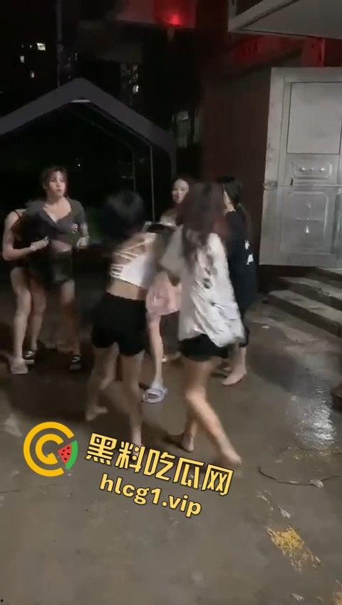 精神小妹上演清凉群架大戏！互扯头发大打出手，场面堪比热血高校！  第12张