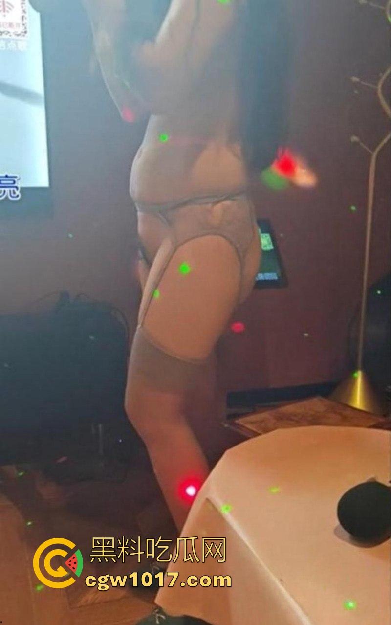 海角乱伦!与嫂子KTV包厢激情偷欢,性感白丝骑乘猛插,全裸开嗓边唱边操全程极度刺激! 第6张 海角乱伦!与嫂子KTV包厢激情偷欢,性感白丝骑乘猛插,全裸开嗓边唱边操全程极度刺激! 第6张