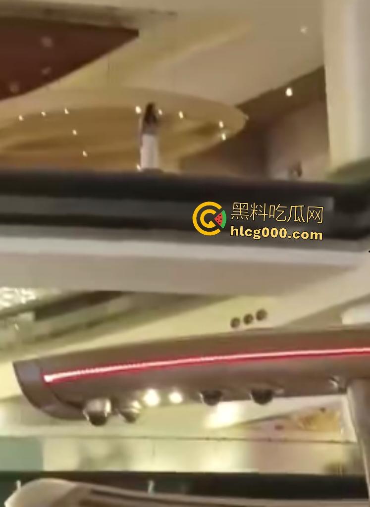 澳门金沙女子因欠下巨额赌债,在高楼跳楼,最后直接被消防人员一把拉下! 第2张 澳门金沙女子因欠下巨额赌债,在高楼跳楼,最后直接被消防人员一把拉下! 第2张