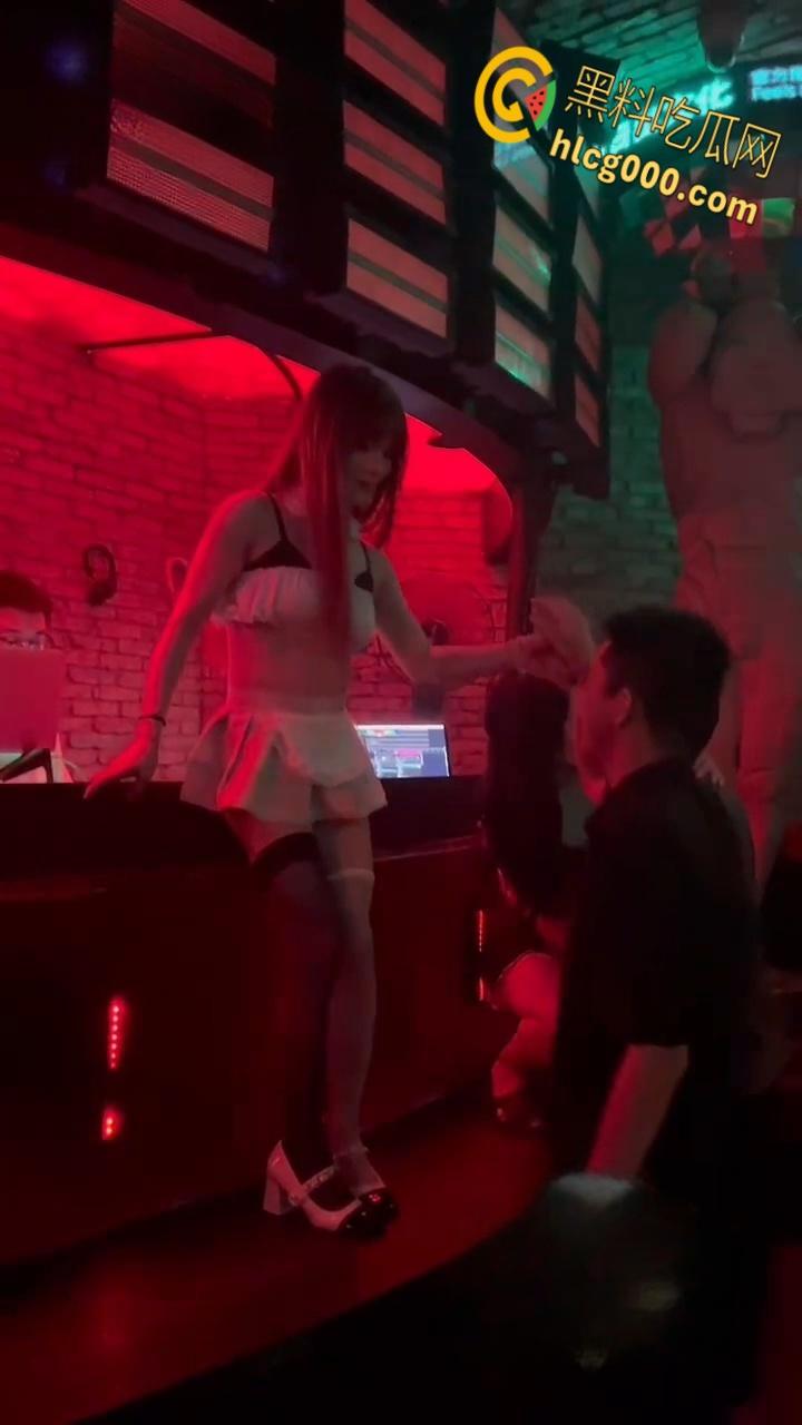 长沙酒吧爽翻天!嗨歌劲爆短裙热舞,亲嘴摸奶擦边撩骚,夜生活还得看长沙,都摸屌了这谁忍得住 ? 第1张 长沙酒吧爽翻天!嗨歌劲爆短裙热舞,亲嘴摸奶擦边撩骚,夜生活还得看长沙,都摸屌了这谁忍得住 ? 第1张