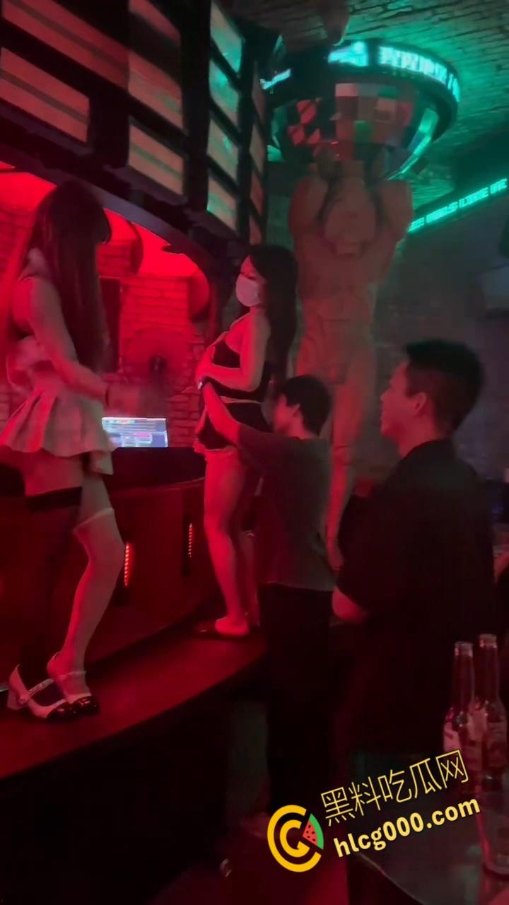 长沙酒吧爽翻天!嗨歌劲爆短裙热舞,亲嘴摸奶擦边撩骚,夜生活还得看长沙,都摸屌了这谁忍得住 ? 第3张 长沙酒吧爽翻天!嗨歌劲爆短裙热舞,亲嘴摸奶擦边撩骚,夜生活还得看长沙,都摸屌了这谁忍得住 ? 第3张