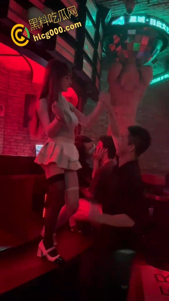 长沙酒吧爽翻天!嗨歌劲爆短裙热舞,亲嘴摸奶擦边撩骚,夜生活还得看长沙,都摸屌了这谁忍得住 ? 第4张 长沙酒吧爽翻天!嗨歌劲爆短裙热舞,亲嘴摸奶擦边撩骚,夜生活还得看长沙,都摸屌了这谁忍得住 ? 第4张