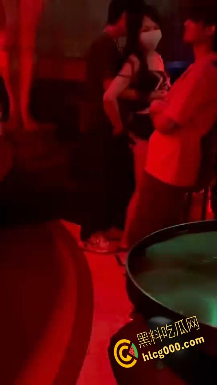 长沙酒吧爽翻天!嗨歌劲爆短裙热舞,亲嘴摸奶擦边撩骚,夜生活还得看长沙,都摸屌了这谁忍得住 ? 第5张 长沙酒吧爽翻天!嗨歌劲爆短裙热舞,亲嘴摸奶擦边撩骚,夜生活还得看长沙,都摸屌了这谁忍得住 ? 第5张