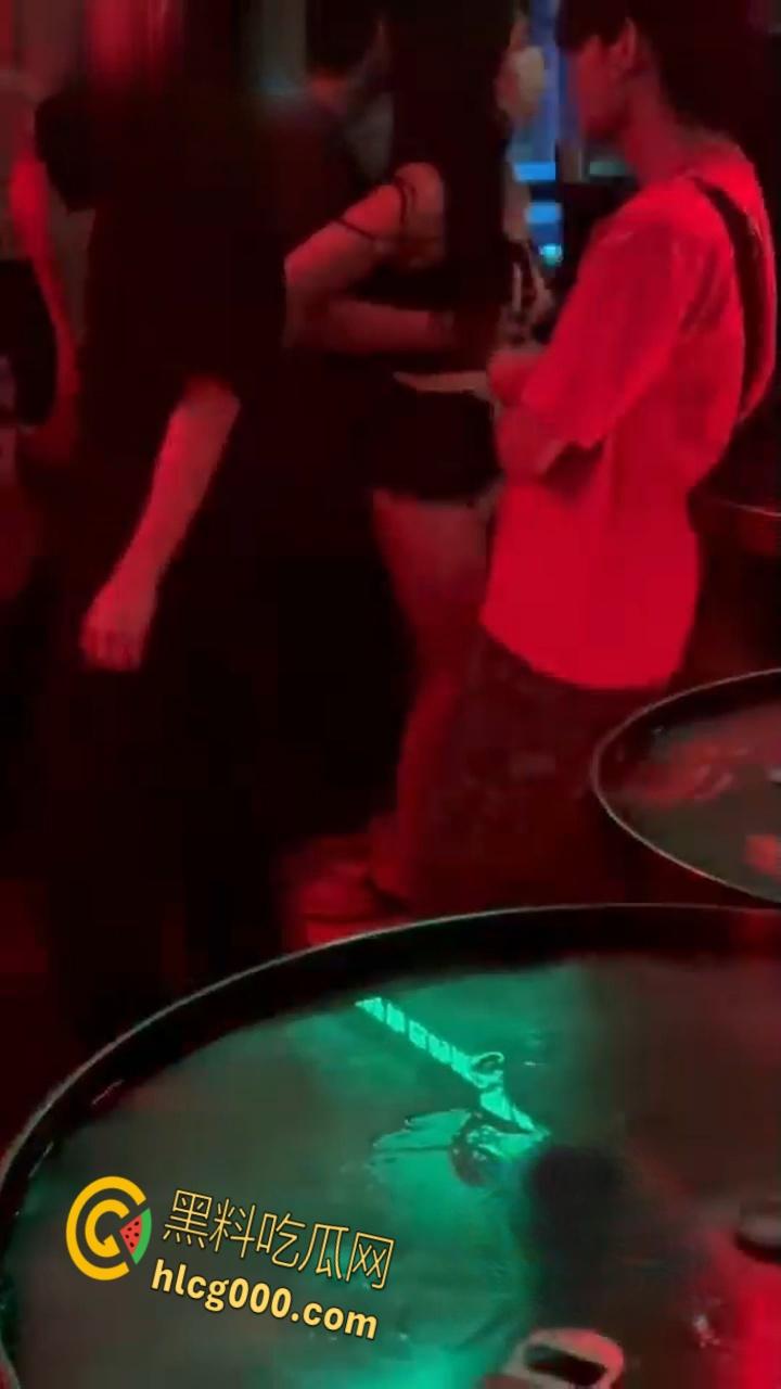 长沙酒吧爽翻天!嗨歌劲爆短裙热舞,亲嘴摸奶擦边撩骚,夜生活还得看长沙,都摸屌了这谁忍得住 ? 第6张 长沙酒吧爽翻天!嗨歌劲爆短裙热舞,亲嘴摸奶擦边撩骚,夜生活还得看长沙,都摸屌了这谁忍得住 ? 第6张