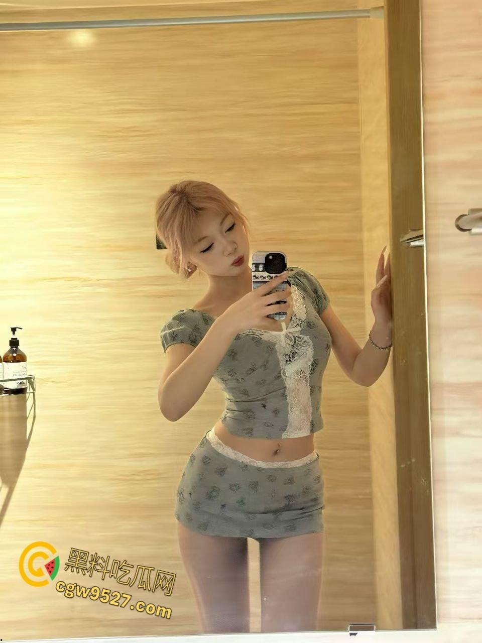 山东青岛平度舞蹈生【郑媛菲】,背着异地恋男友酒吧鬼混,多次酒吧厕所打炮,这身材妥妥的炮机! 第1张 山东青岛平度舞蹈生【郑媛菲】,背着异地恋男友酒吧鬼混,多次酒吧厕所打炮,这身材妥妥的炮机! 第1张