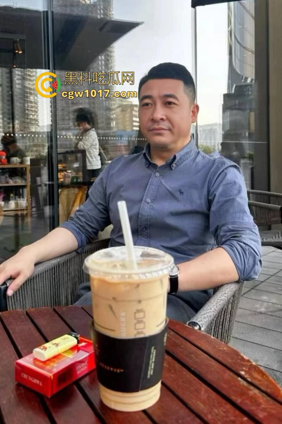 广东珠海黑衣疯狗握刀从保安亭砍翻VIVO店,红衣哥豹子般杀出过肩摔砸地骨裂砍刀飞十米,民警蜂拥铐走! 第1张 广东珠海黑衣疯狗握刀从保安亭砍翻VIVO店,红衣哥豹子般杀出过肩摔砸地骨裂砍刀飞十米,民警蜂拥铐走! 第1张