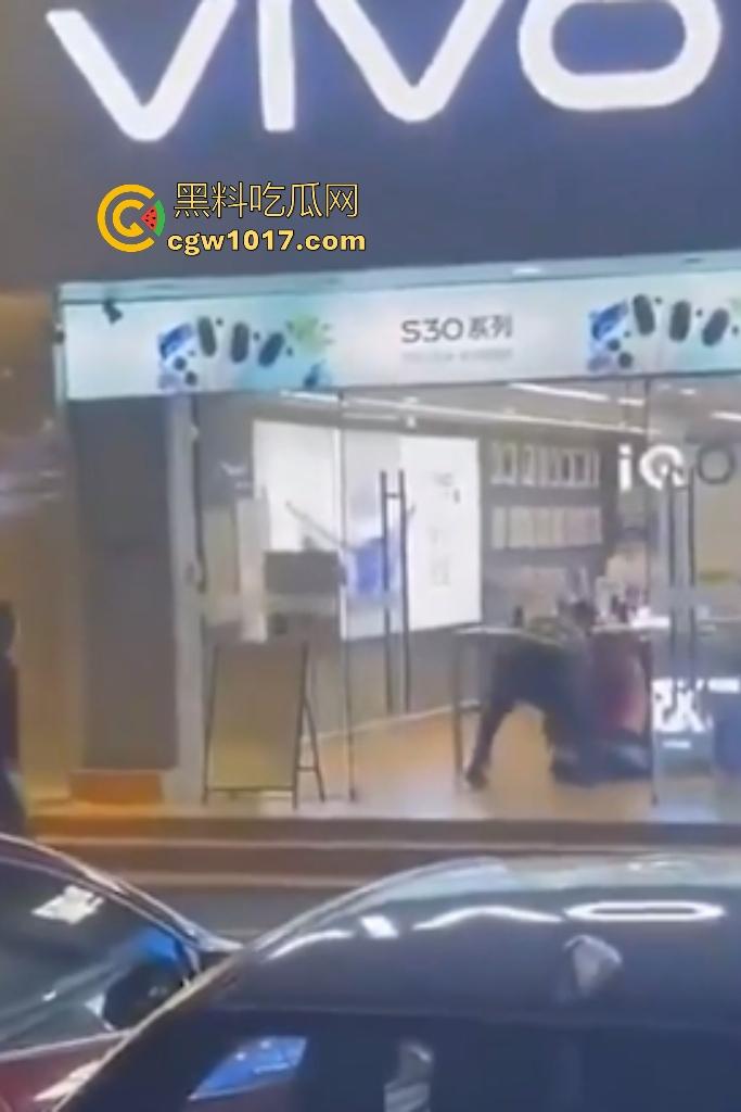 广东珠海黑衣疯狗握刀从保安亭砍翻VIVO店,红衣哥豹子般杀出过肩摔砸地骨裂砍刀飞十米,民警蜂拥铐走! 第3张 广东珠海黑衣疯狗握刀从保安亭砍翻VIVO店,红衣哥豹子般杀出过肩摔砸地骨裂砍刀飞十米,民警蜂拥铐走! 第3张