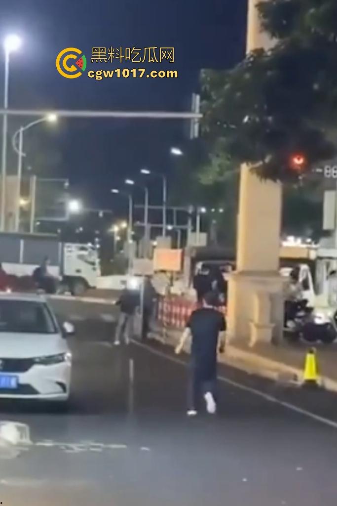 广东珠海黑衣疯狗握刀从保安亭砍翻VIVO店,红衣哥豹子般杀出过肩摔砸地骨裂砍刀飞十米,民警蜂拥铐走! 第4张 广东珠海黑衣疯狗握刀从保安亭砍翻VIVO店,红衣哥豹子般杀出过肩摔砸地骨裂砍刀飞十米,民警蜂拥铐走! 第4张