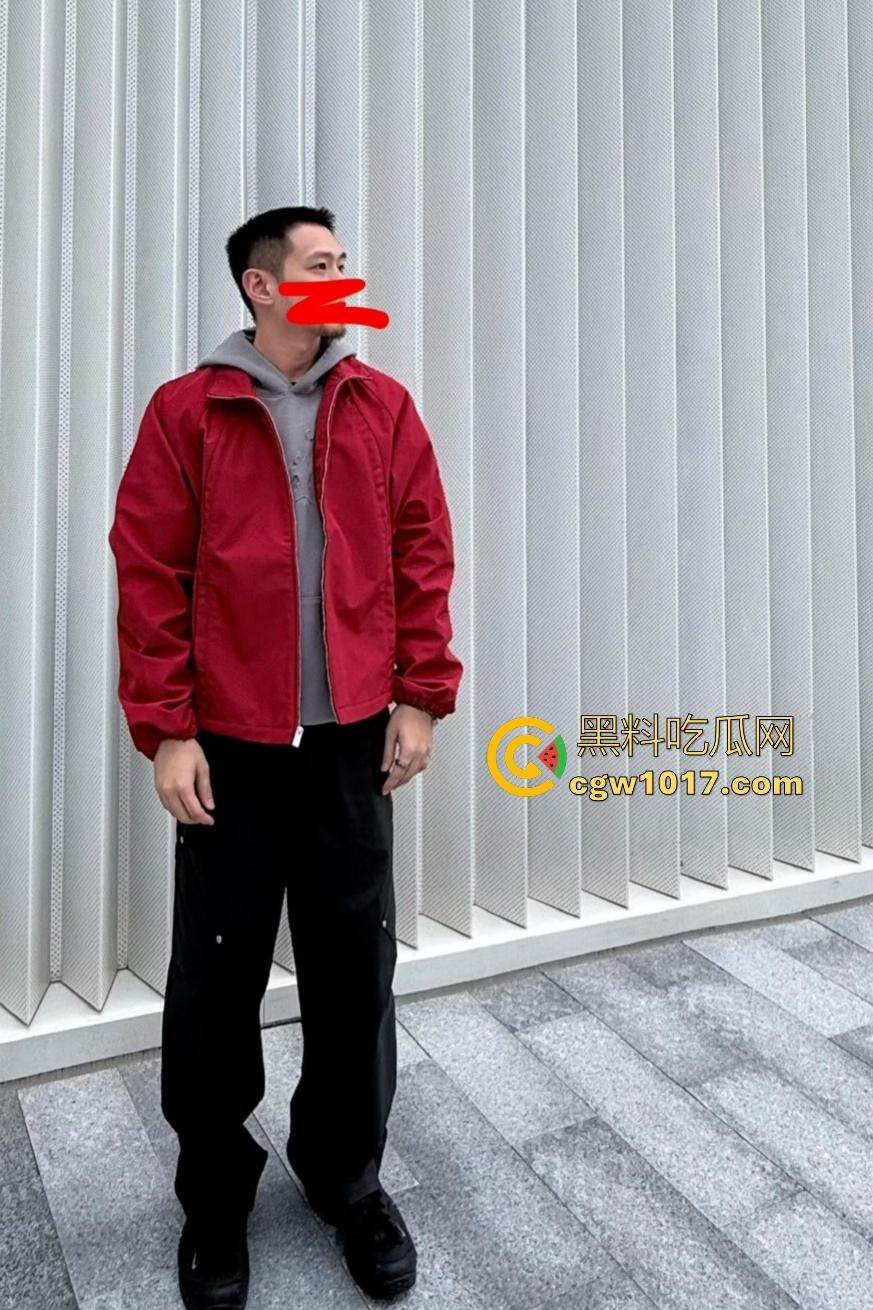 广东珠海黑衣疯狗握刀从保安亭砍翻VIVO店,红衣哥豹子般杀出过肩摔砸地骨裂砍刀飞十米,民警蜂拥铐走! 第5张 广东珠海黑衣疯狗握刀从保安亭砍翻VIVO店,红衣哥豹子般杀出过肩摔砸地骨裂砍刀飞十米,民警蜂拥铐走! 第5张