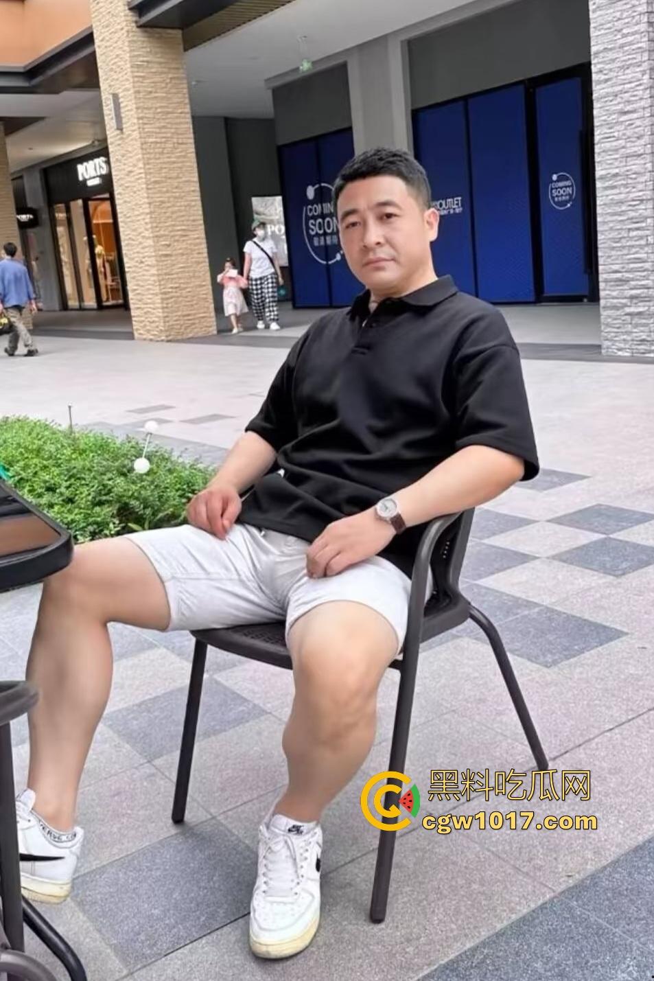 广东珠海黑衣疯狗握刀从保安亭砍翻VIVO店,红衣哥豹子般杀出过肩摔砸地骨裂砍刀飞十米,民警蜂拥铐走! 第6张 广东珠海黑衣疯狗握刀从保安亭砍翻VIVO店,红衣哥豹子般杀出过肩摔砸地骨裂砍刀飞十米,民警蜂拥铐走! 第6张