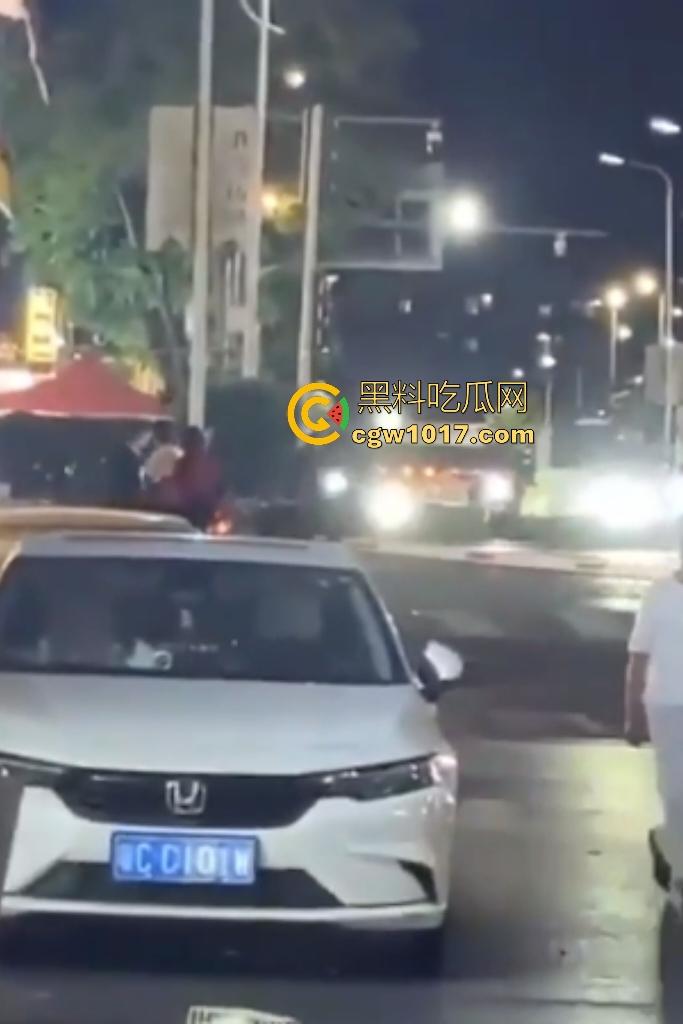 广东珠海黑衣疯狗握刀从保安亭砍翻VIVO店,红衣哥豹子般杀出过肩摔砸地骨裂砍刀飞十米,民警蜂拥铐走! 第7张 广东珠海黑衣疯狗握刀从保安亭砍翻VIVO店,红衣哥豹子般杀出过肩摔砸地骨裂砍刀飞十米,民警蜂拥铐走! 第7张