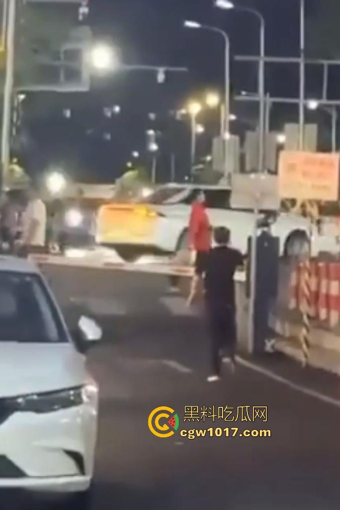 广东珠海黑衣疯狗握刀从保安亭砍翻VIVO店,红衣哥豹子般杀出过肩摔砸地骨裂砍刀飞十米,民警蜂拥铐走! 第8张 广东珠海黑衣疯狗握刀从保安亭砍翻VIVO店,红衣哥豹子般杀出过肩摔砸地骨裂砍刀飞十米,民警蜂拥铐走! 第8张