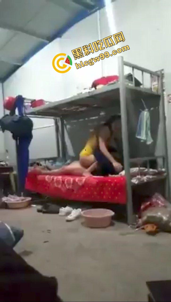 重庆某工厂饥渴骚逼少妇【徐莹莹】逼痒跑到男友宿舍公然骑乘做爱!被曝光用大象玩偶磨逼!独家流出! 第5张 重庆某工厂饥渴骚逼少妇【徐莹莹】逼痒跑到男友宿舍公然骑乘做爱!被曝光用大象玩偶磨逼!独家流出! 第5张