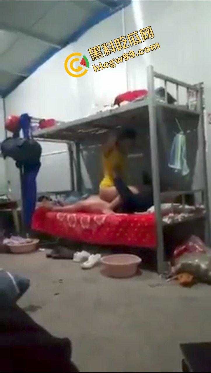 重庆某工厂饥渴骚逼少妇【徐莹莹】逼痒跑到男友宿舍公然骑乘做爱!被曝光用大象玩偶磨逼!独家流出! 第6张 重庆某工厂饥渴骚逼少妇【徐莹莹】逼痒跑到男友宿舍公然骑乘做爱!被曝光用大象玩偶磨逼!独家流出! 第6张