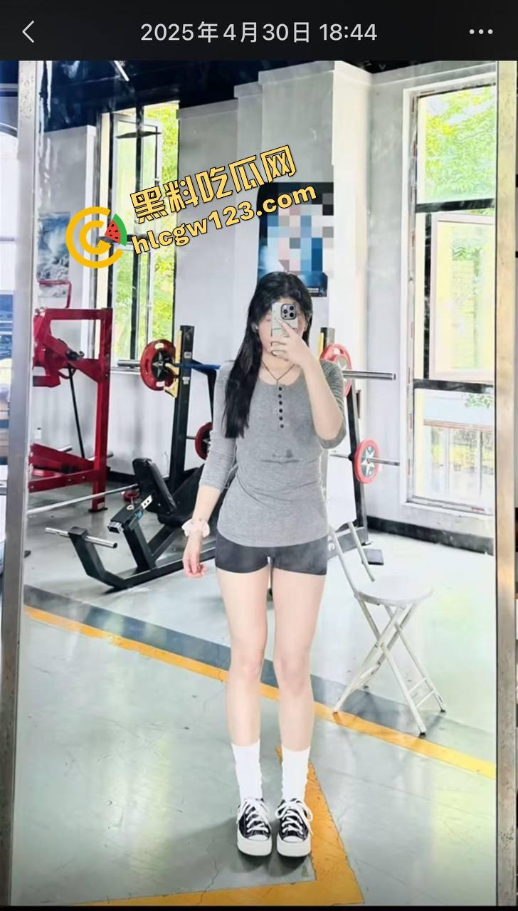 绍兴绿帽老哥带老婆约炮单男,结果被操到高潮的媳妇反手训他你把嘴闭上,好好看人家操我! 第2张 绍兴绿帽老哥带老婆约炮单男,结果被操到高潮的媳妇反手训他你把嘴闭上,好好看人家操我! 第2张