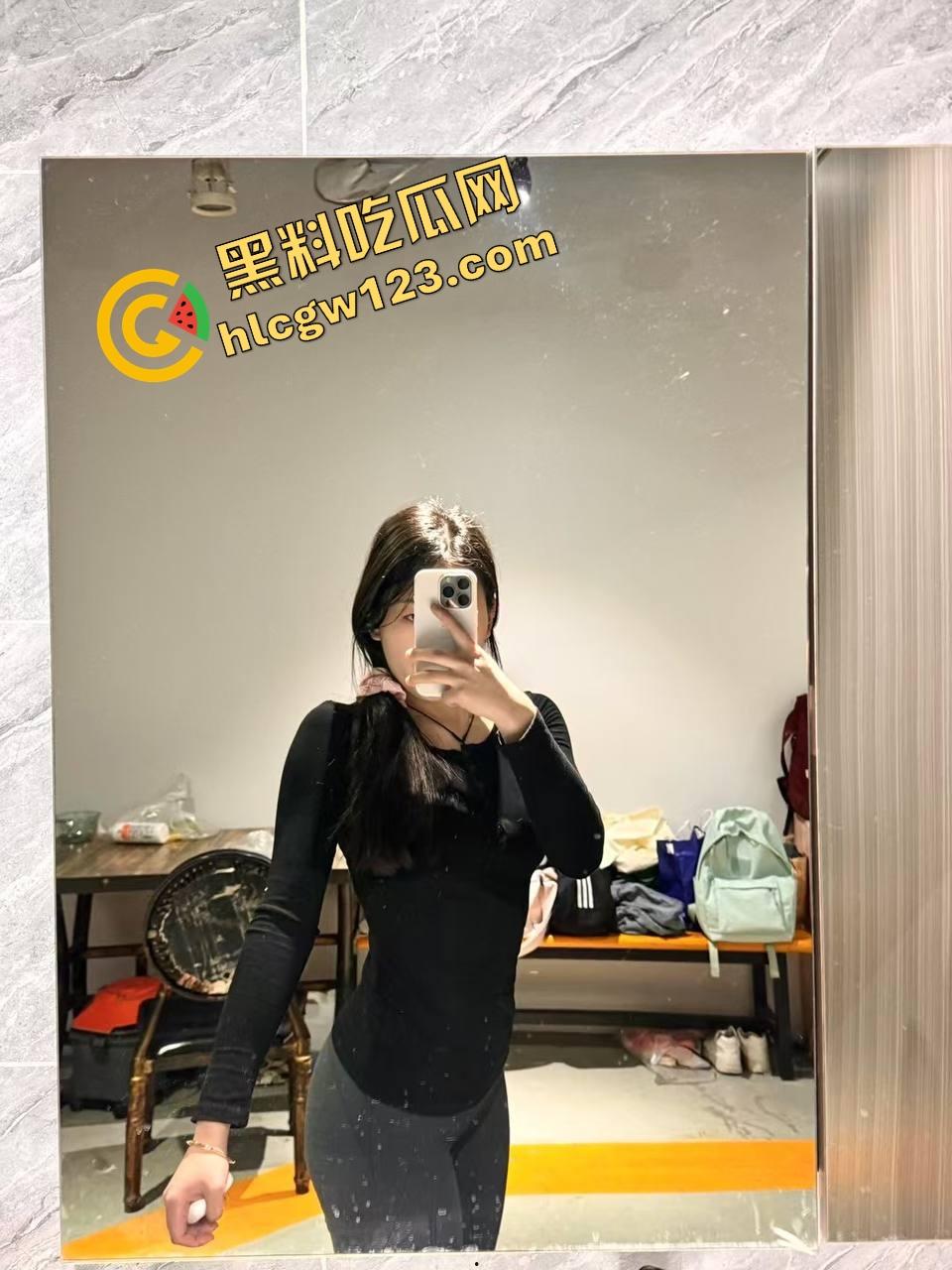 绍兴绿帽老哥带老婆约炮单男,结果被操到高潮的媳妇反手训他你把嘴闭上,好好看人家操我! 第3张 绍兴绿帽老哥带老婆约炮单男,结果被操到高潮的媳妇反手训他你把嘴闭上,好好看人家操我! 第3张