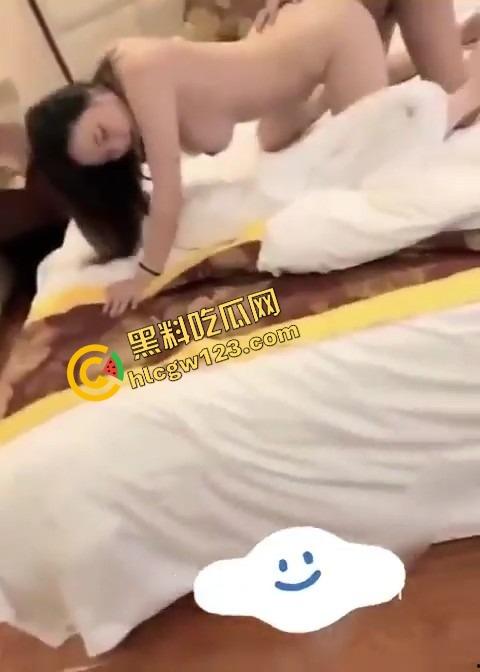 绍兴绿帽老哥带老婆约炮单男,结果被操到高潮的媳妇反手训他你把嘴闭上,好好看人家操我! 第17张 绍兴绿帽老哥带老婆约炮单男,结果被操到高潮的媳妇反手训他你把嘴闭上,好好看人家操我! 第17张