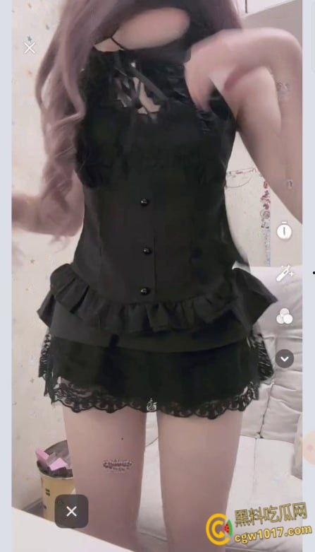 快手颜值主播【帅气的门牙】,线上1v1裸聊曝光,主动掰开骚穴自慰,每个动作都时刻挑逗着观众,诱惑感拉满! 第4张 快手颜值主播【帅气的门牙】,线上1v1裸聊曝光,主动掰开骚穴自慰,每个动作都时刻挑逗着观众,诱惑感拉满! 第4张