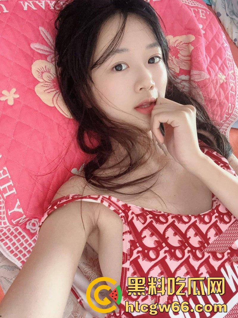 广州金贸学院高颜值毕业生【曾歆瑶】实习期间寂寞难耐 与异地男友视频捏奶露逼不停引诱 这也太骚了吧! 第1张 广州金贸学院高颜值毕业生【曾歆瑶】实习期间寂寞难耐 与异地男友视频捏奶露逼不停引诱 这也太骚了吧! 第1张