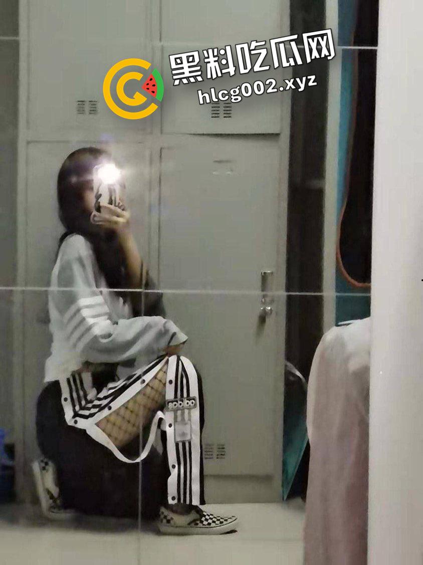 四川大学汉语言专业女大学生的私密时刻 没有反差 24小时的骚 爆操视频被男友流出  第11张