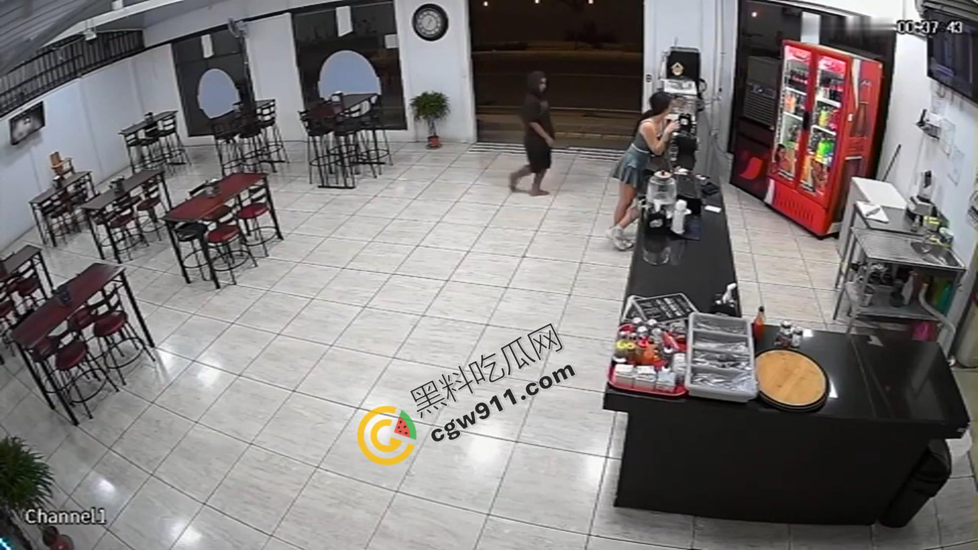 国外大瓜!女子英勇对决劫匪,一脚剪刀绝技霎时将歹徒制服,现场老板惊叹她的勇敢无双,瞬间成为了店内英雄! 第2张 国外大瓜!女子英勇对决劫匪,一脚剪刀绝技霎时将歹徒制服,现场老板惊叹她的勇敢无双,瞬间成为了店内英雄! 第2张