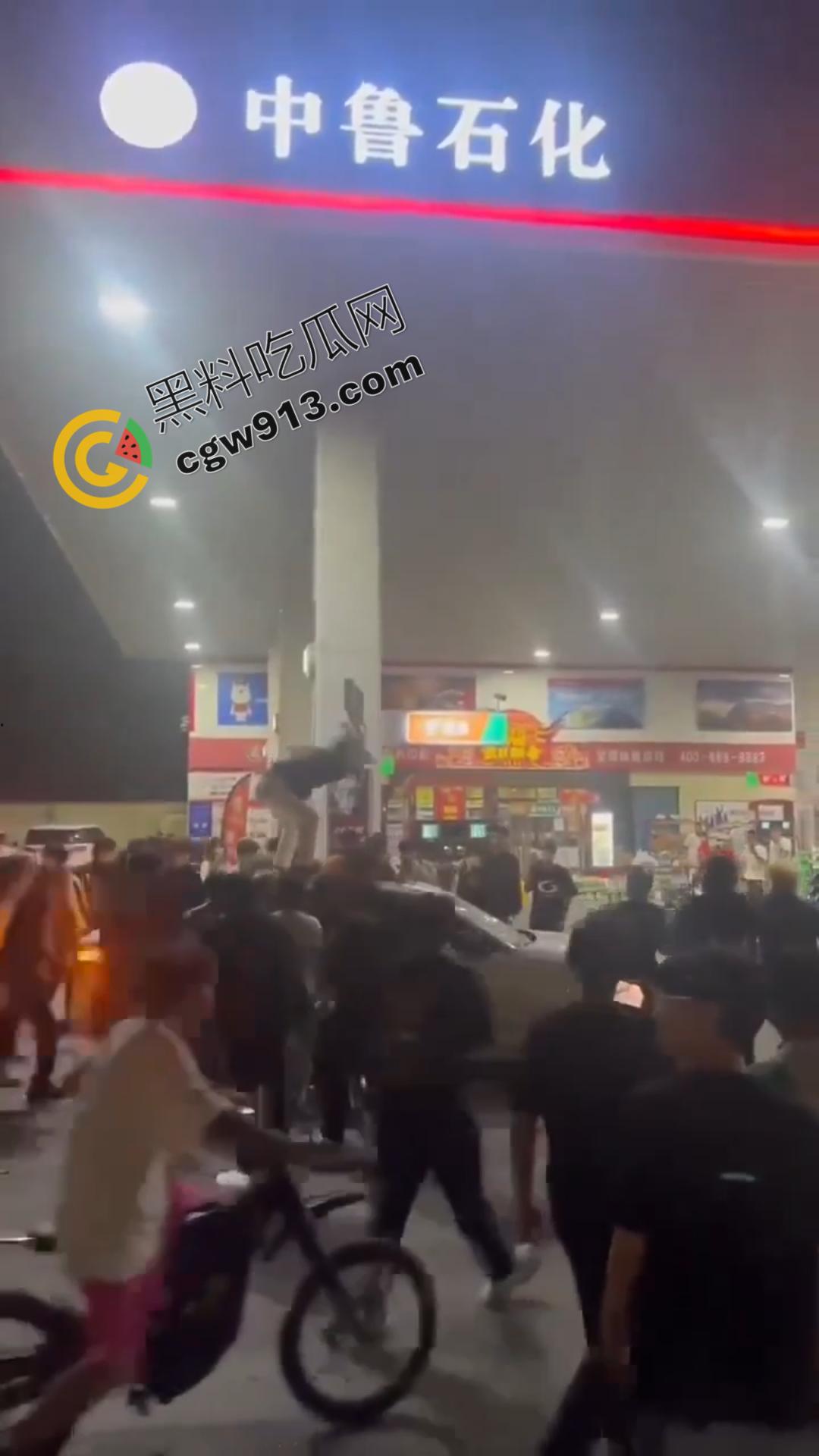 山东加油站恶性斗殴事件:精神小伙疯狂打砸,场面震撼堪比电影情节 第1张 山东加油站恶性斗殴事件:精神小伙疯狂打砸,场面震撼堪比电影情节 第1张