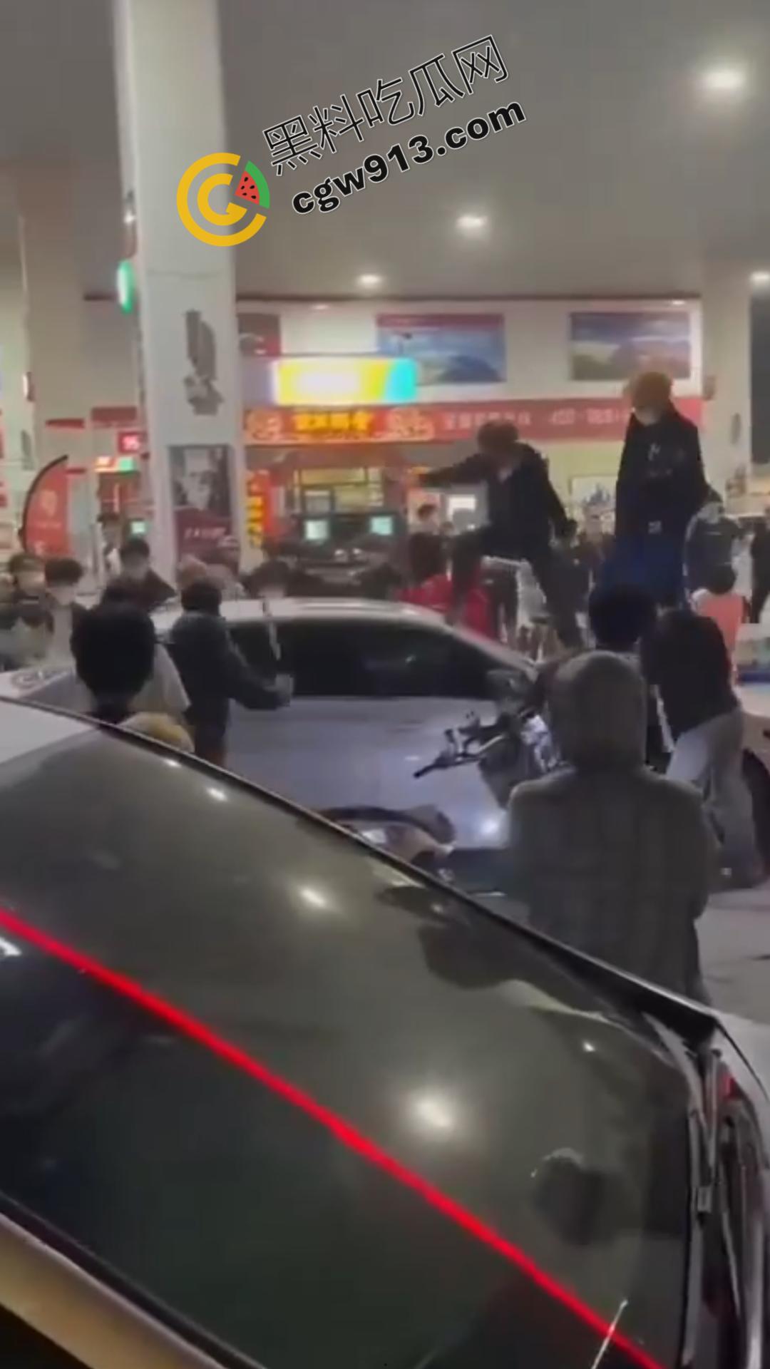 山东加油站恶性斗殴事件:精神小伙疯狂打砸,场面震撼堪比电影情节 第2张 山东加油站恶性斗殴事件:精神小伙疯狂打砸,场面震撼堪比电影情节 第2张