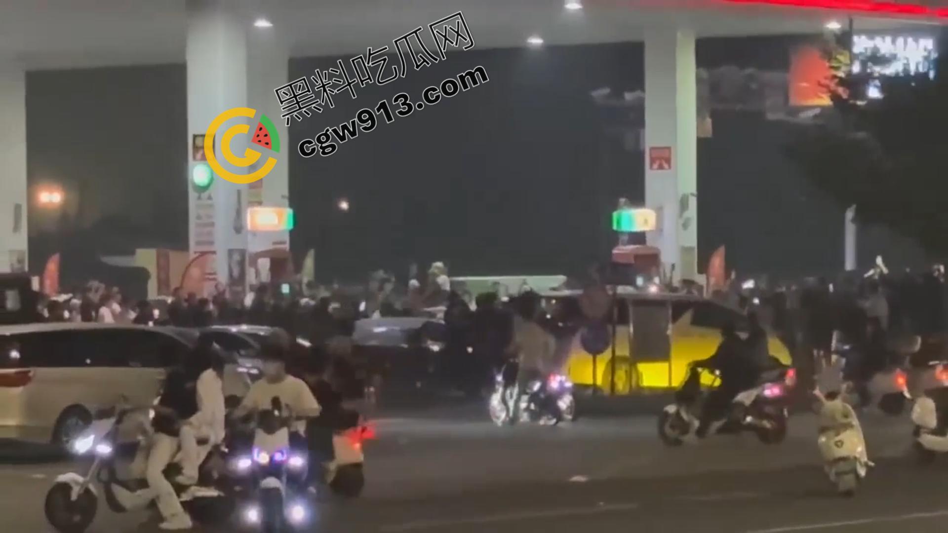 山东加油站恶性斗殴事件:精神小伙疯狂打砸,场面震撼堪比电影情节 第3张 山东加油站恶性斗殴事件:精神小伙疯狂打砸,场面震撼堪比电影情节 第3张