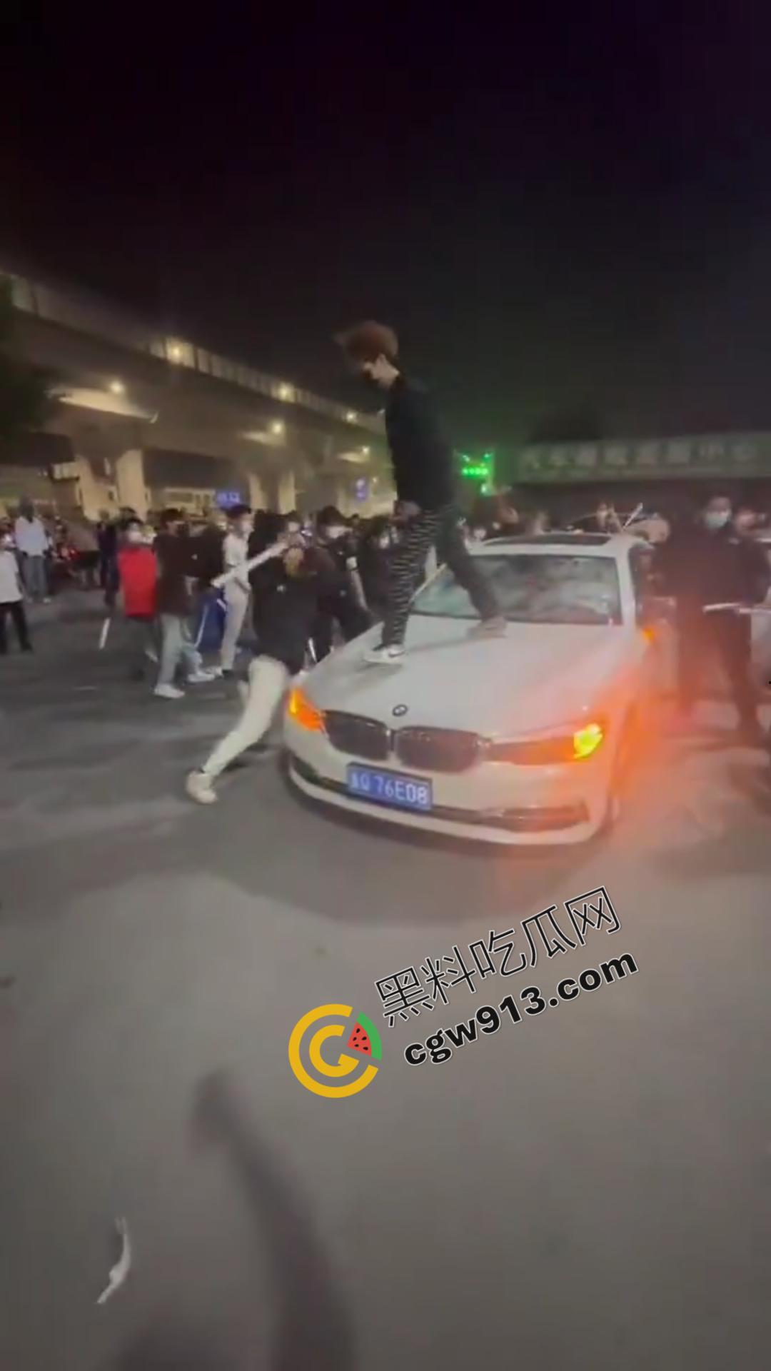 山东加油站恶性斗殴事件:精神小伙疯狂打砸,场面震撼堪比电影情节 第4张 山东加油站恶性斗殴事件:精神小伙疯狂打砸,场面震撼堪比电影情节 第4张