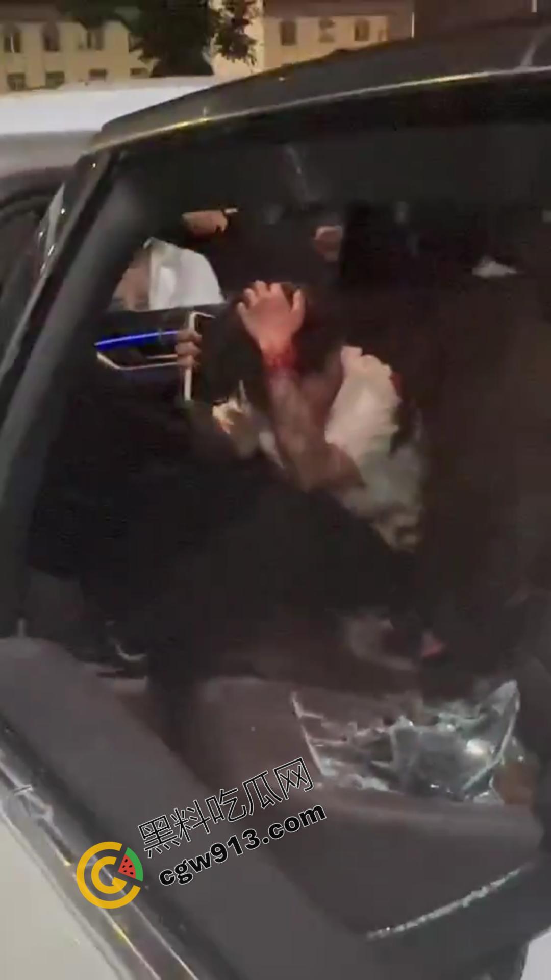 山东加油站恶性斗殴事件:精神小伙疯狂打砸,场面震撼堪比电影情节 第5张 山东加油站恶性斗殴事件:精神小伙疯狂打砸,场面震撼堪比电影情节 第5张