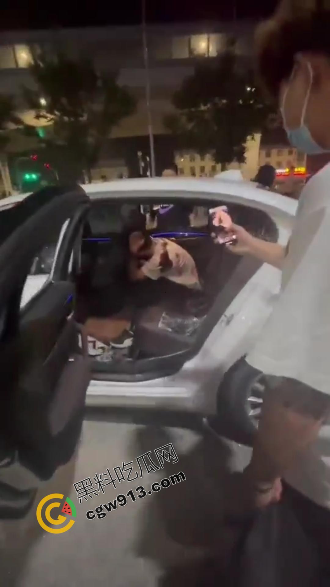 山东加油站恶性斗殴事件:精神小伙疯狂打砸,场面震撼堪比电影情节 第6张 山东加油站恶性斗殴事件:精神小伙疯狂打砸,场面震撼堪比电影情节 第6张