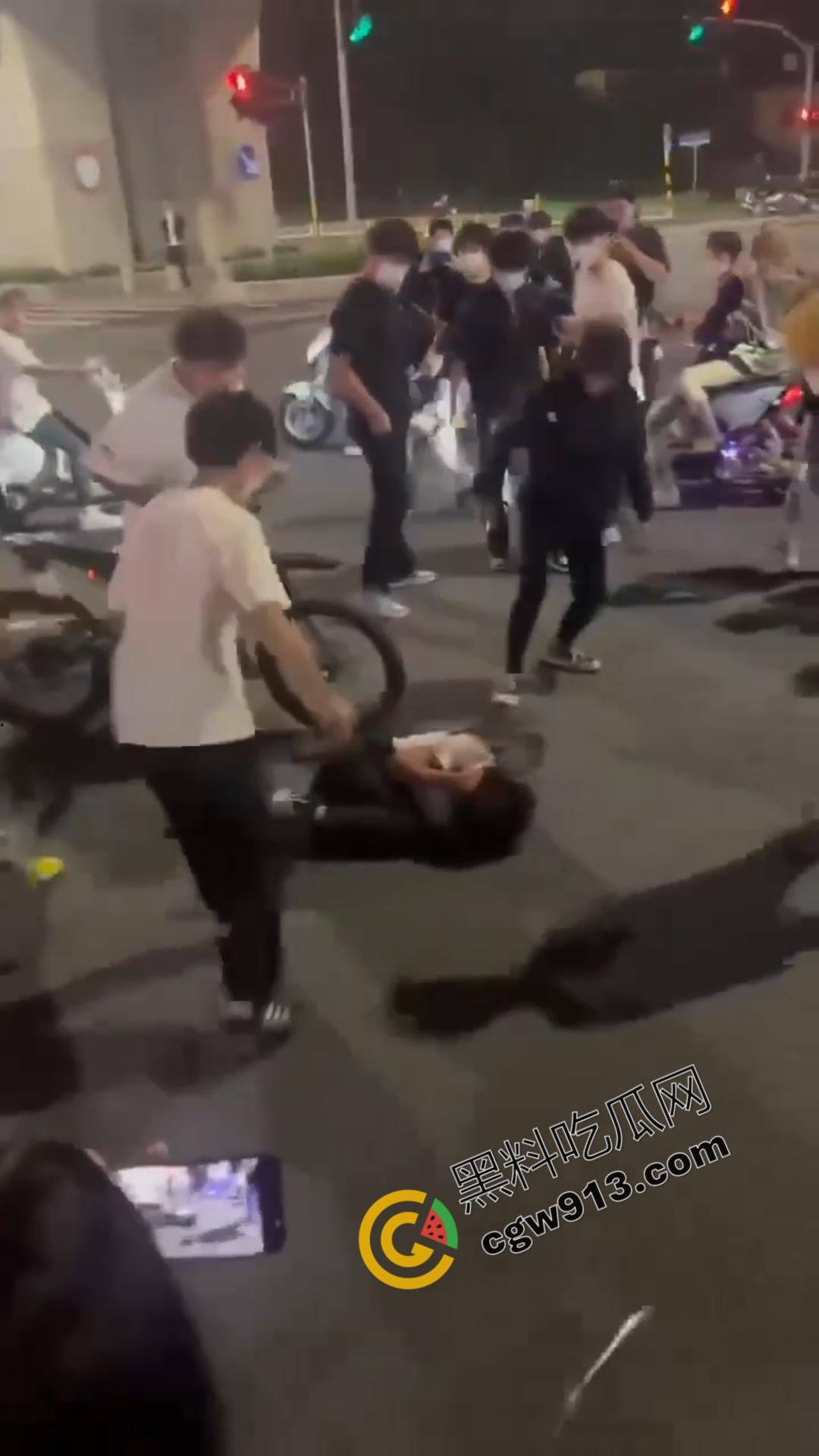 山东加油站恶性斗殴事件:精神小伙疯狂打砸,场面震撼堪比电影情节 第7张 山东加油站恶性斗殴事件:精神小伙疯狂打砸,场面震撼堪比电影情节 第7张