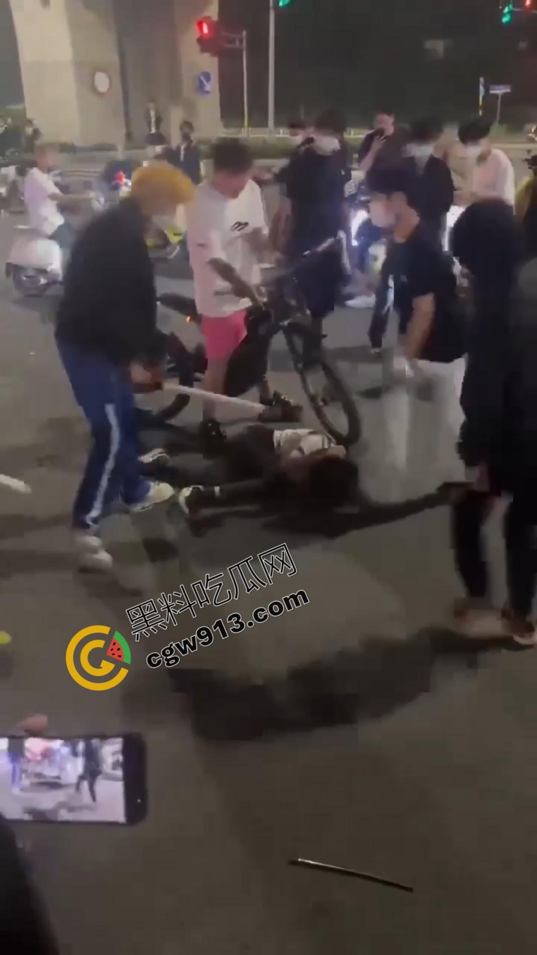 山东加油站恶性斗殴事件:精神小伙疯狂打砸,场面震撼堪比电影情节 第8张 山东加油站恶性斗殴事件:精神小伙疯狂打砸,场面震撼堪比电影情节 第8张