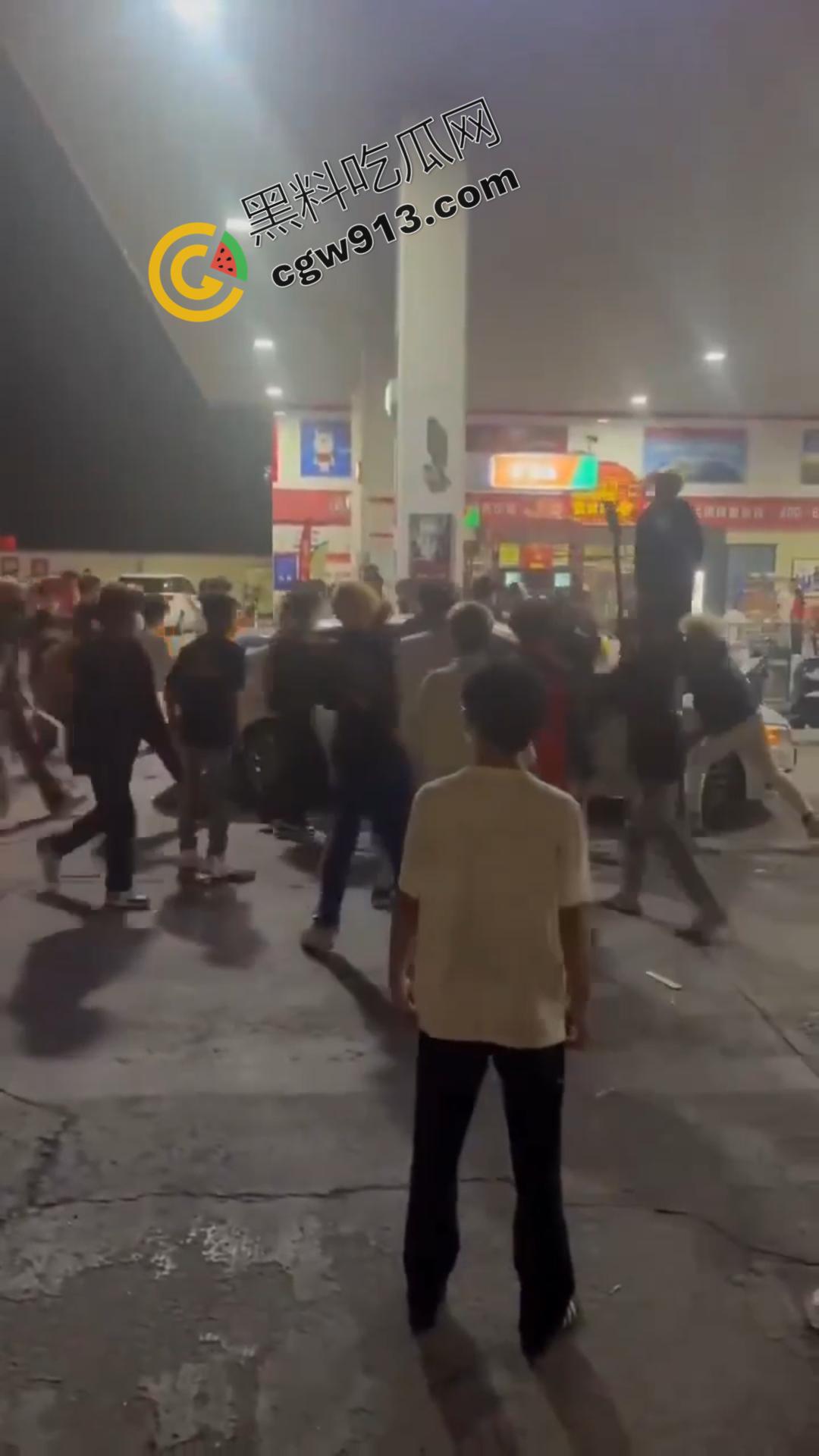 山东加油站恶性斗殴事件:精神小伙疯狂打砸,场面震撼堪比电影情节 第9张 山东加油站恶性斗殴事件:精神小伙疯狂打砸,场面震撼堪比电影情节 第9张
