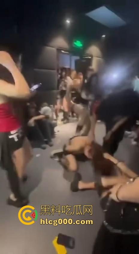 极品精神小妹当街厮杀，扯头发拳打胸脚踹逼招招致命，像头发疯的母牛一样，拦都拦不住！  第2张