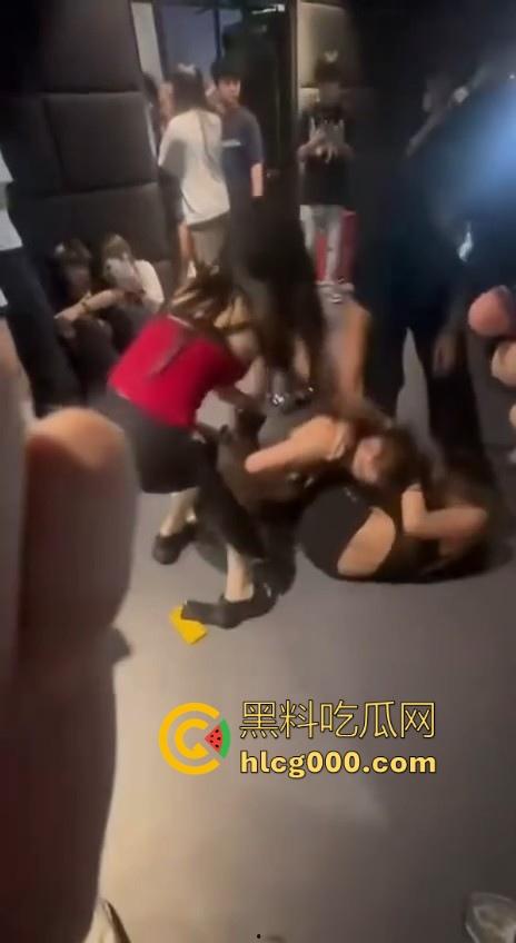 极品精神小妹当街厮杀，扯头发拳打胸脚踹逼招招致命，像头发疯的母牛一样，拦都拦不住！  第3张