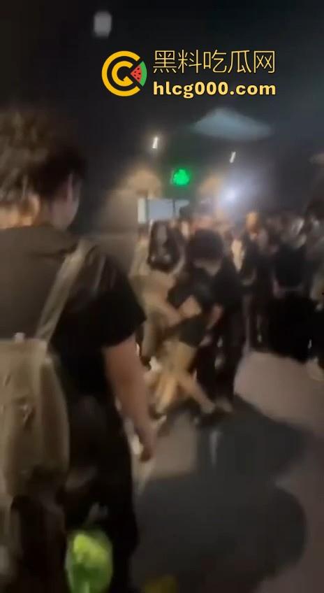 极品精神小妹当街厮杀，扯头发拳打胸脚踹逼招招致命，像头发疯的母牛一样，拦都拦不住！  第4张