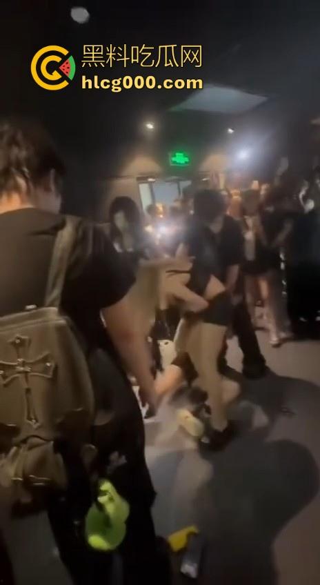 极品精神小妹当街厮杀，扯头发拳打胸脚踹逼招招致命，像头发疯的母牛一样，拦都拦不住！  第5张