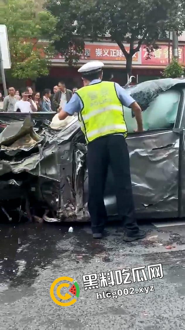 江西赣州大余特斯拉失控起飞！路边多辆车撞烂 车人人半边都被压扁了 现场未打码视频流出  第2张