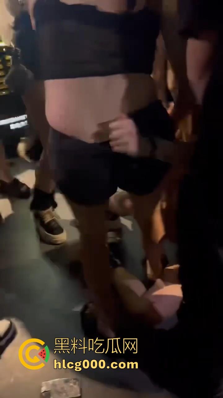 极品精神小妹当街厮杀，扯头发拳打胸脚踹逼招招致命，像头发疯的母牛一样，拦都拦不住！  第7张